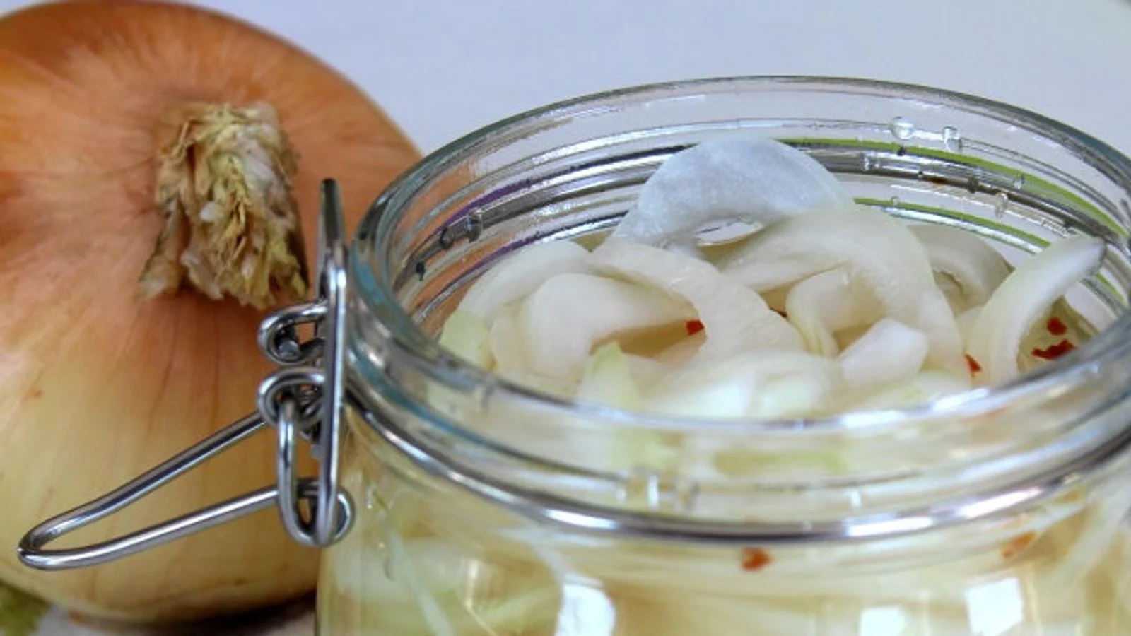 Vidalias-quick-pickled-in-a-jar Domaći kiseli žuti luk (sjeckani) 720ml - organski uzgoj