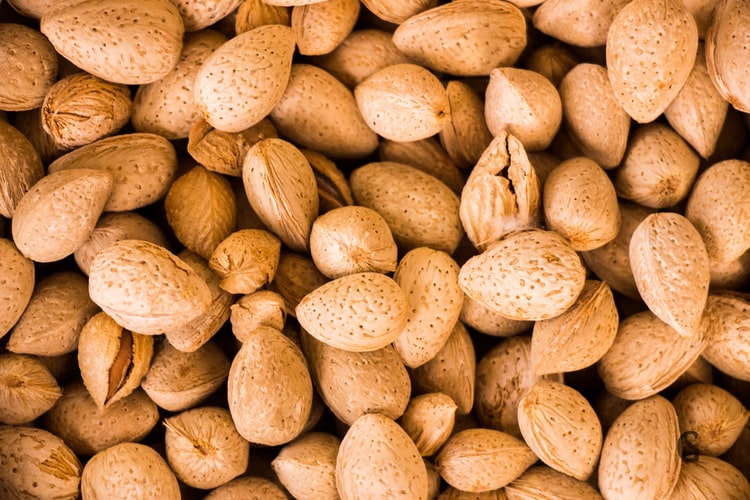 Domaći badem u ljusci 1kg