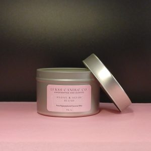 Peony & Blush Suede proljetna kolekcija svijeća - istarski ručni rad 95g - Lukss Candle Co